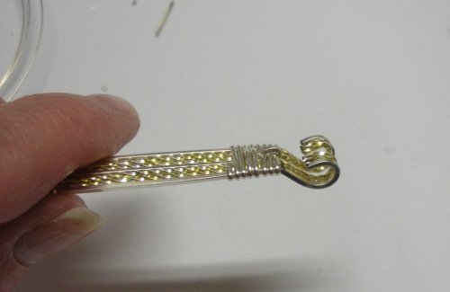 Judy Larson's Two-tone Beaded Bangle - , Classic Wire Jewelry, Wire Wrapping, Wrapping, Wire Wrapping Jewelry, Curl the 6 square wires on each side of the bangle ends towards the back (inside) of the bangle.
